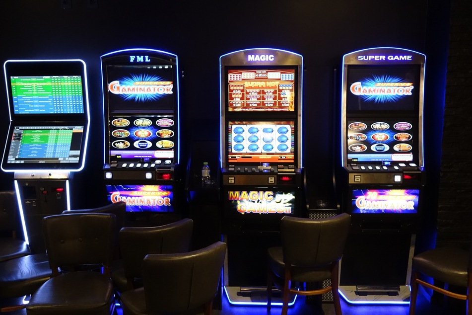 Die Ermittler haben bei der Razzia Spielautomaten, -Tische und allerlei -Zubehör sichergestellt.