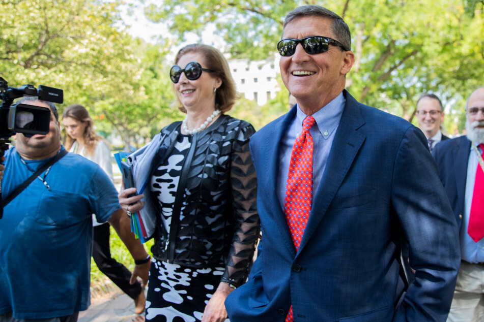 Anwältin Sidney Powell (M.) zusammen mit dem ehemaligen US-Sicherheitsberater Michael Flynn.