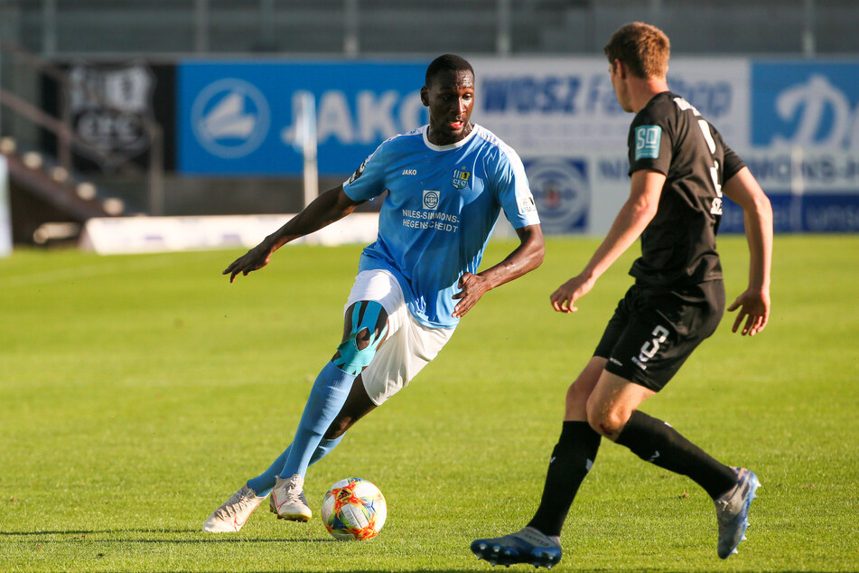 CFC-Riese Tarsis Bonga im Zweikampf mit Lasse Schlüter (Braunschweig).