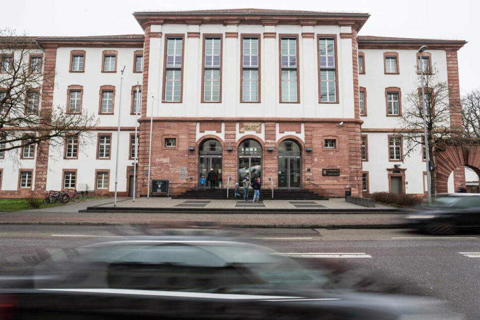 Ab heute steht das Geldeintreiber-Trio vor dem Landgericht Hanau (Foto).