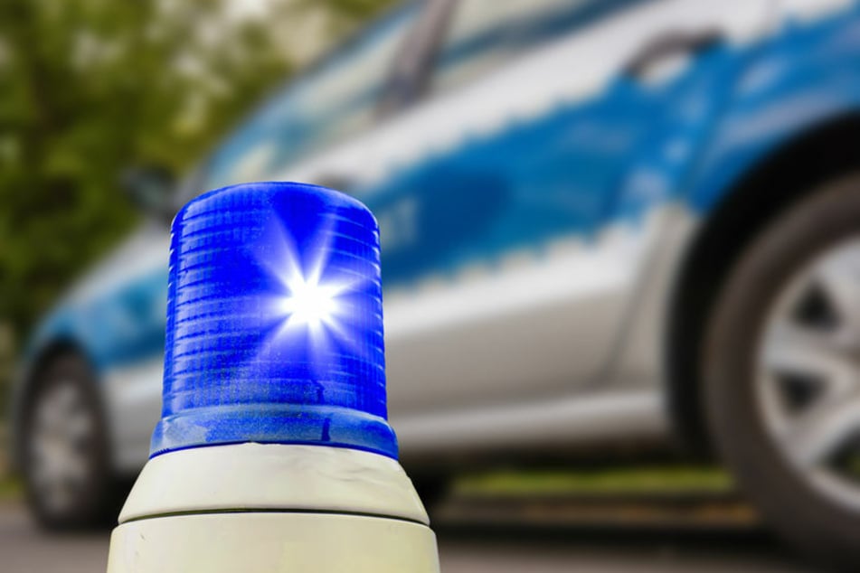 Blaulicht steht vor einem Polizeiauto (Symbolfoto).