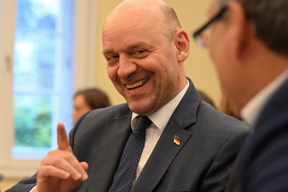 Hessens AfD-Chef Robert Lambrou (58) betont die Bedeutung des Rundschreibens für Mitglieder der Generation Deutschland.
