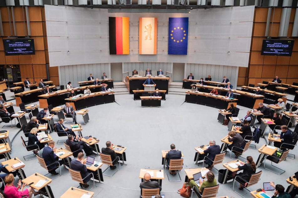 Das Berliner Abgeordnetenhaus bei einer Plenarsitzung. Am Donnerstag debattieren die Mitglieder unter anderem über weitere Hilfe für afghanische Ortskräfte und die Enteignung großer Immobilienunternehmen. (Archivfoto)