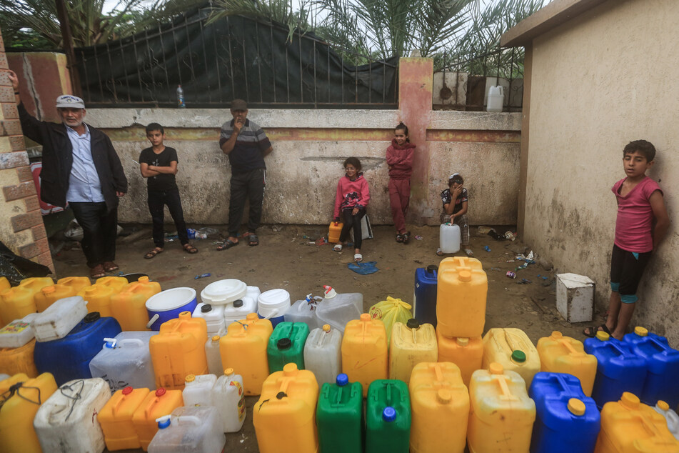 Palästinenser warten im Nasser-Krankenhaus auf sauberes Wasser. Zwei Wasserversorger im Süden des Gazastreifens haben nach UN-Angaben mangels Treibstoff ihre Arbeit eingestellt.