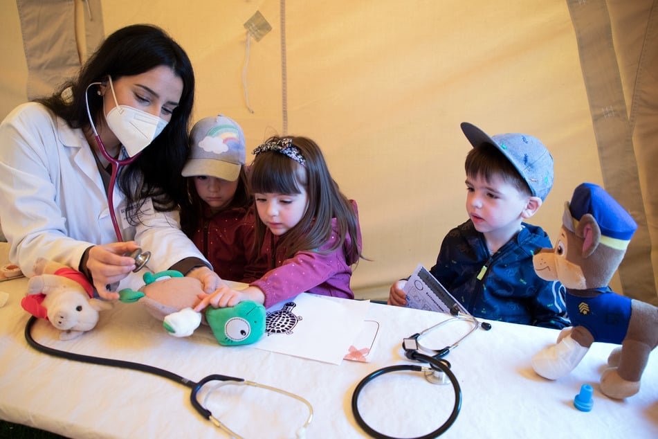 Bei der "Teddyklinik" wird Kindern die Angst vor dem nächsten Arztbesuch genommen. (Archivbild)