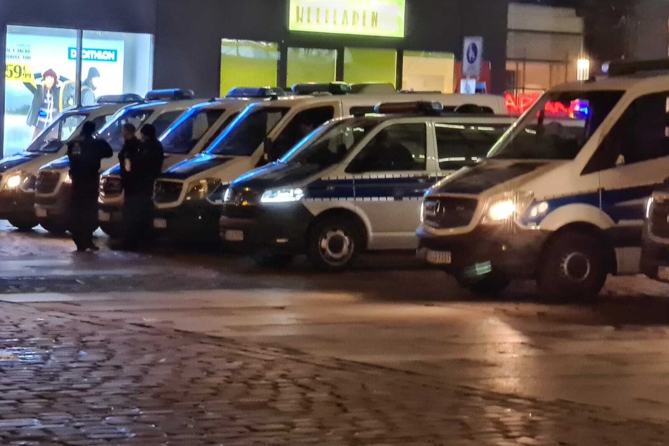 Etliche Polizeifahrzeuge stehen in der Chemnitzer Innenstadt.