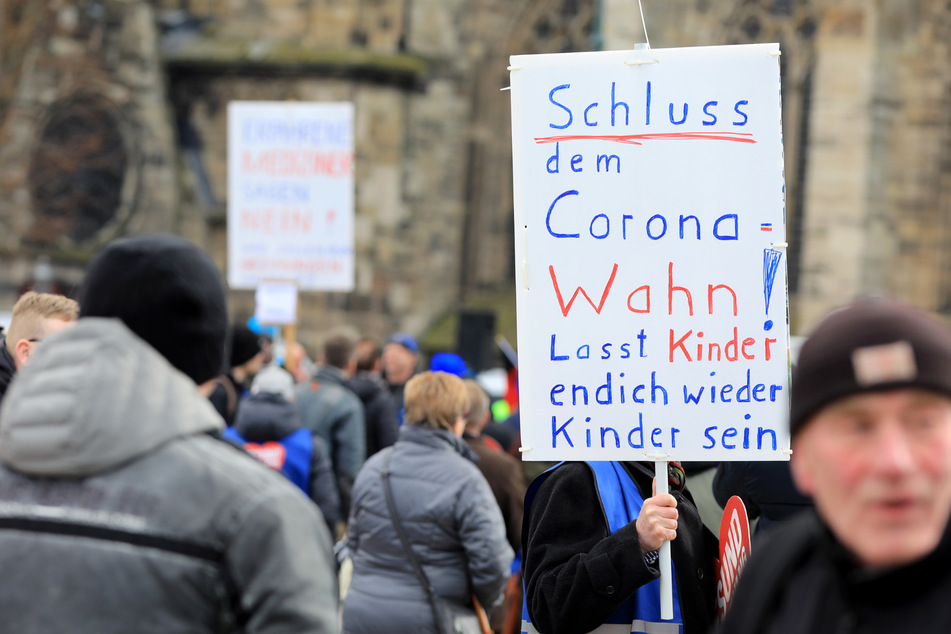 Mit Trillerpfeifen und Schildern protestierten Corona-Kritiker am Montag in der Magdeburger Innenstadt. (Archivbild)