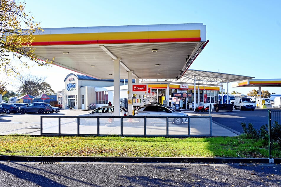 Nackte Männer fuhren an die Shell-Tankstelle auf der Washingtonstraße, tankten Diesel in ihren schwarzen Audi und fuhren weg ohne zu zahlen.