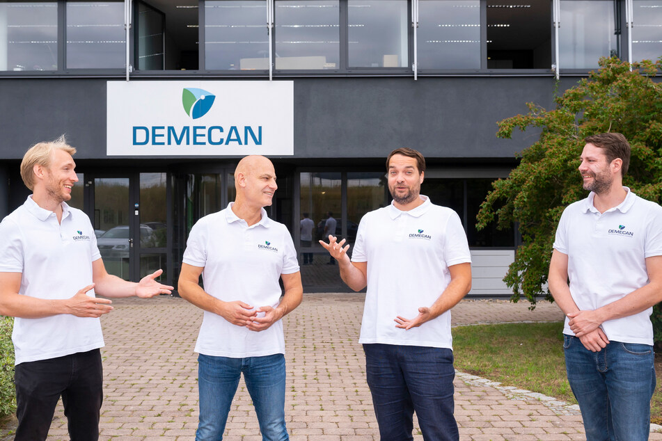 Dr. Constantin von der Groeben (v.l.n.r.), Jörg Sellmann, Dr. Cornelius Maurer, Dr. Adrian Fischer, die Geschäftsführer der Firma Demecan, vor dem Firmengebäude, in dem nun bei Meißen Cannabis angebaut wird.