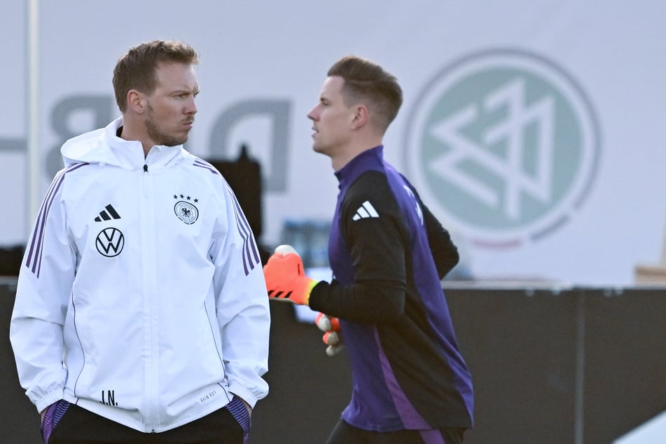 Aufgrund des langjährigen Ausfalls von Marc-André ter Stegen (32, rechts) gerät Bundestrainer Julian Nagelsmann (37) als Torwart in Bedrängnis.