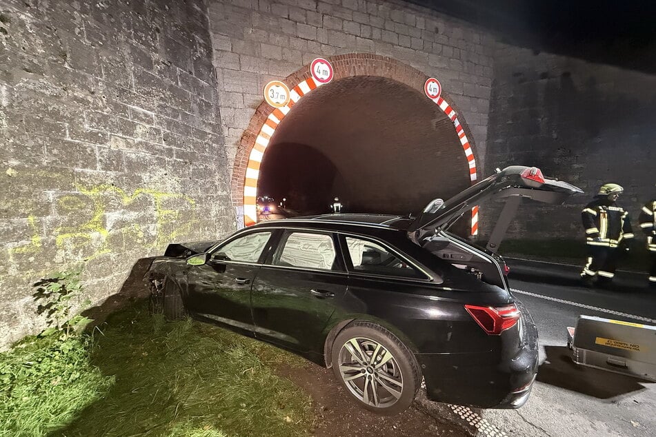 Der kaputte Audi wurde abgeschleppt.