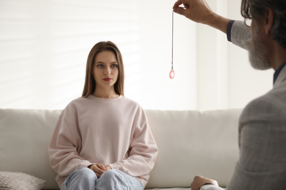 Unter Ärzten, Zahnärzten und Psychotherapeuten ist Hypnotherapie durchaus verbreitet. Sie kommt zum Beispiel bei bestimmten Phobien zum Einsatz. (Symbolbild)