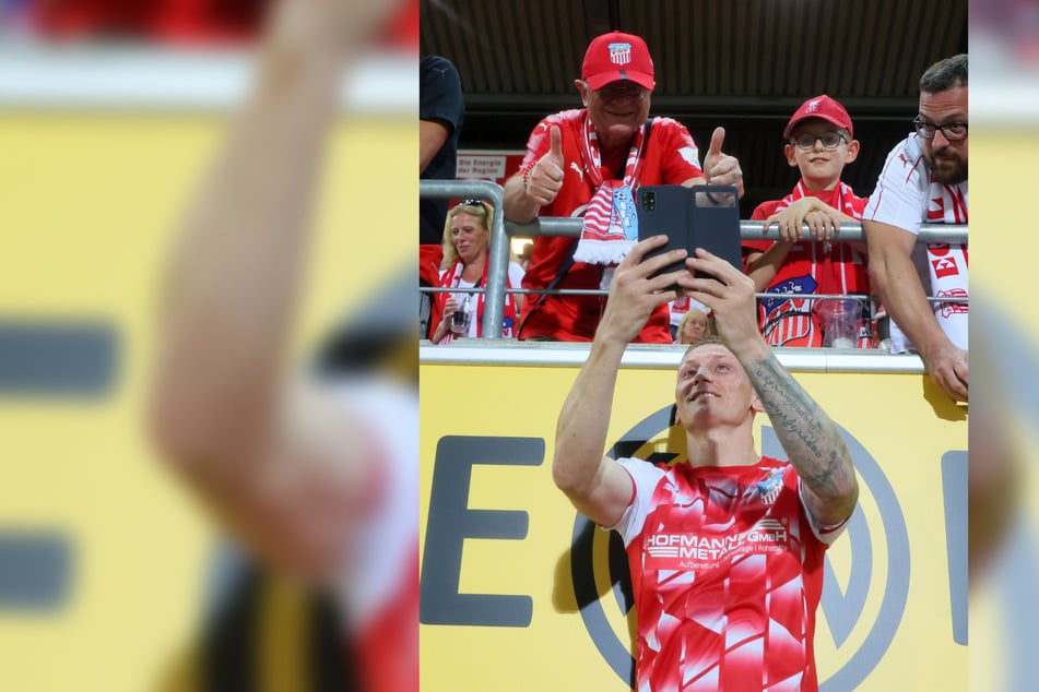 Ein Selfie mit den Fans: Fotos mit Torjäger Marc-Philipp Zimmermann sind bei den Zwickauern Anhängern heiß begehrt. Er knipst gern.