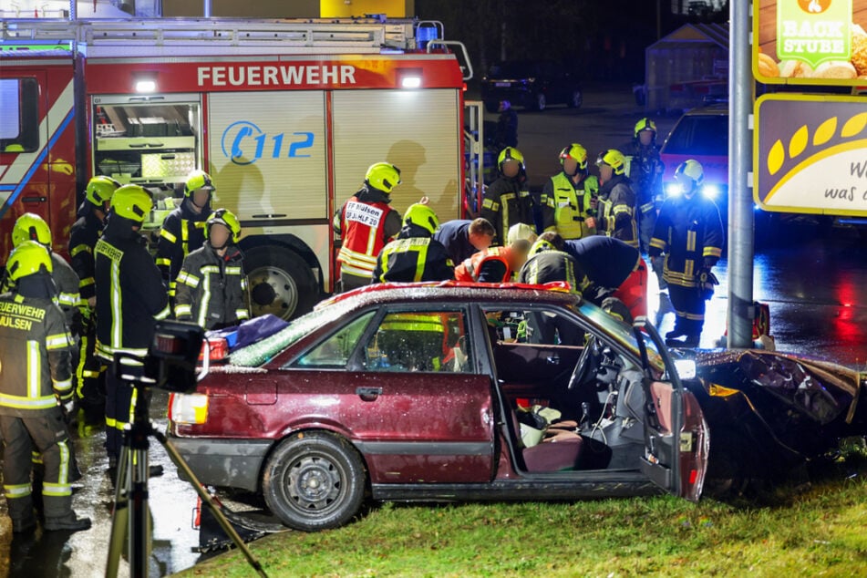Schwerer Unfall im Landkreis Zwickau: Mann im Auto eingeklemmt