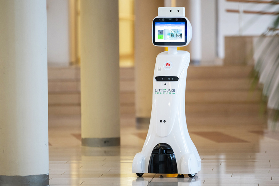 Der Gesundheitsroboter "Amy" fährt eine erste Runde durch das Seniorenheim.