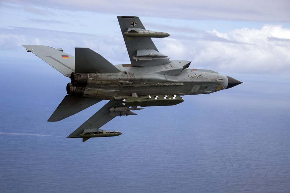Ein Kampfjet Tornado IDS ASSTA 3.0, bestückt mit dem Lenkflugkörper Taurus.