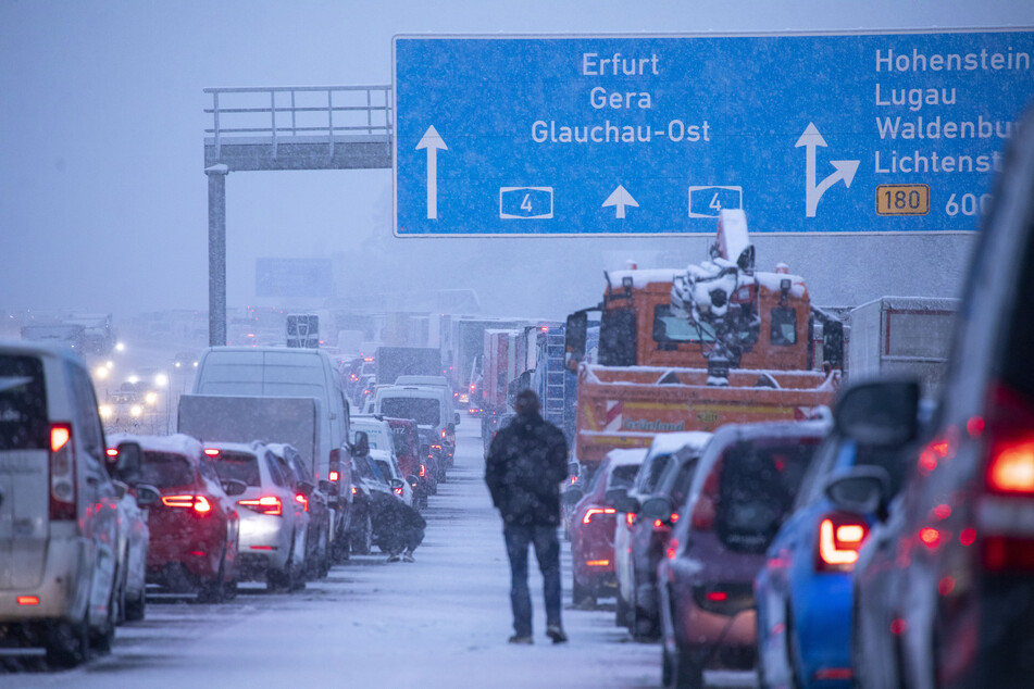 Auf der A4 bildete sich kilometerlanger Stau - Hunderte Autofahrer saßen mitten im Berufsverkehr fest.
