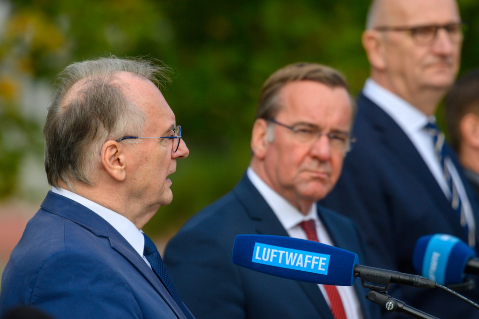 Bundesverteidigungsminister Boris Pistorius (M., 63, SPD) bei einem Statement zusammen mit Reiner Haseloff (l., 69, CDU), Ministerpräsident von Sachsen-Anhalt, und Dietmar Woidke (61, SPD) Ministerpräsident von Brandenburg.