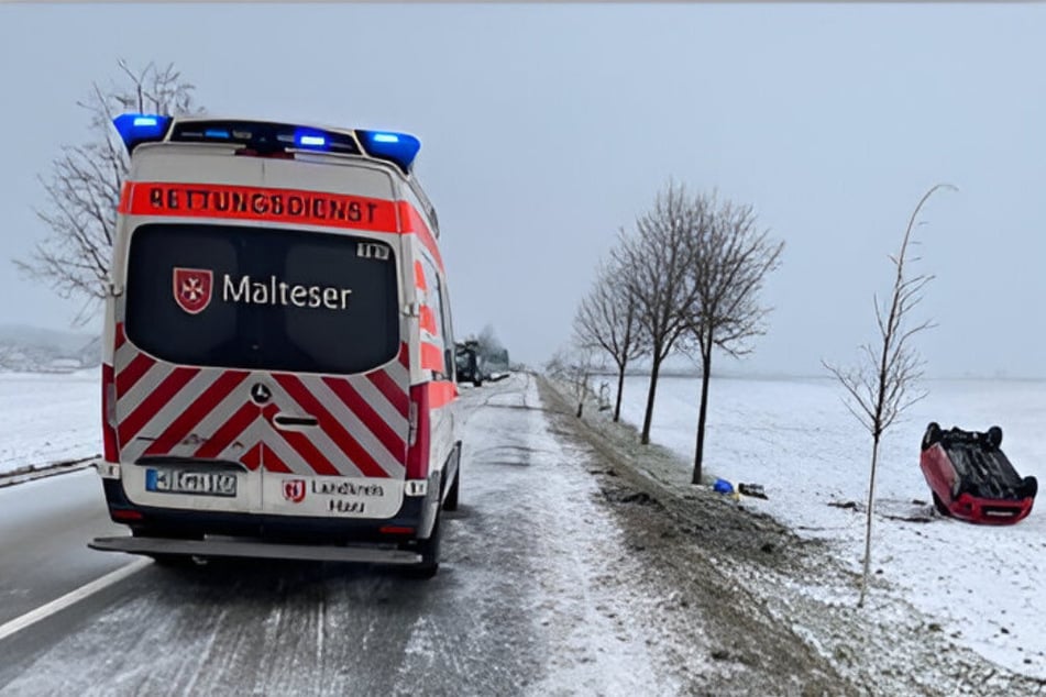 Eine 25-Jährige verlor die Kontrolle über ihr Auto und landete auf einem Feld, nachdem sich ihr Auto mehrfach überschlagen hatte.