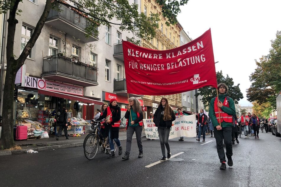 Aufgrund einer zu hohen Belastung für viele Lehrer fordert die GEW kleinere Klassen.