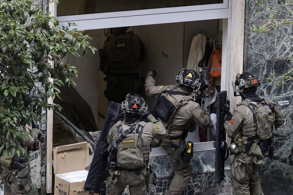 Die Polizei stürmte die Bank - doch die Räuber waren bereits weg.