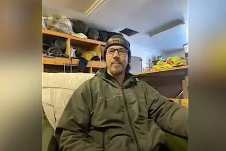 Sass spoke to TAG24 from his shop in Joe Bush Creek in Eureka, Alaska, backed by his mushing gear.