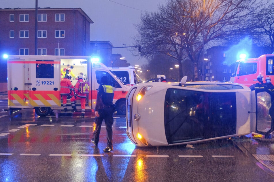 Ein Auto landete bei dem Unfall in Hamburg-Dulsberg auf der Seite.