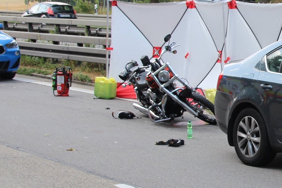Zum Start des Ferienverkehrs: Bikerin bei Unfall auf A3 schwer verletzt, Bereich stundenlang dicht