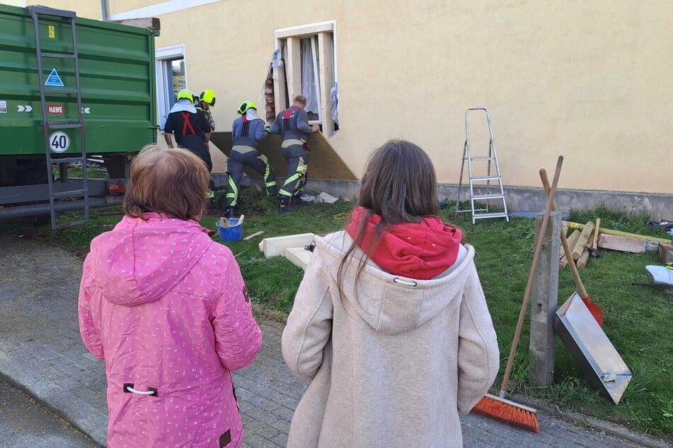 Die Hausbewohnerinnen Jutta Werk (68, l.) und Tochter Janet (42) blicken auf das Loch in der Fassade.