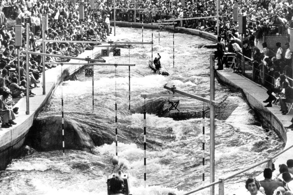 Tausende Zuschauer säumen bei den Olympischen Spielen 1972 den künstlich angelegten Wildwasser-Kanal in Augsburg.