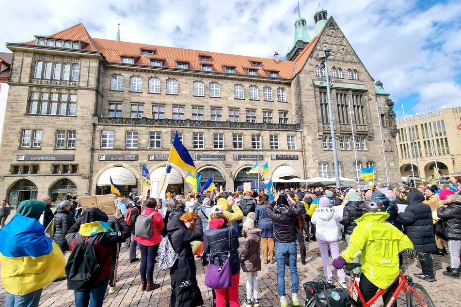 Am Samstag versammelten sich etliche Menschen vor dem Chemnitzer Rathaus. Dort demonstrierten sie gegen Putins Ukraine-Krieg.
