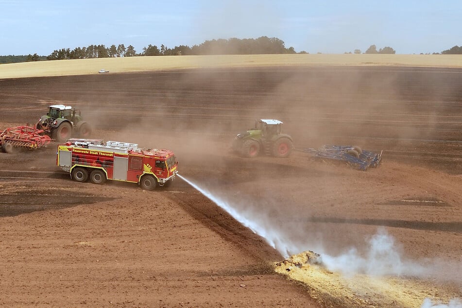 Landwirte unterstützten die Feuerwehr bei den Löscharbeiten.
