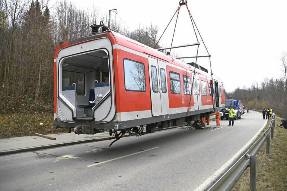 Mit einem Spezialkran wird einer der beiden Triebwagen der verunglückten S-Bahn-Züge geborgen.