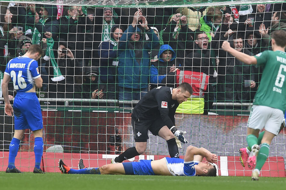 Darmstadts Christoph Zimmermann (31, liegend) grätschte die Kugel in der 8. Spielminute zum 1:0 für Werder Bremen in die eigenen Maschen.