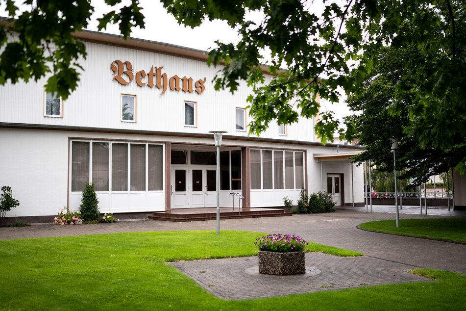 Das Bethaus der Mennoniten-Gemeinde. Nach der Corona-Infektion von 13 Mitgliedern einer Familie in Euskirchen hat das Kreis-Gesundheitsamt Quarantäne für Hunderte Mitglieder der freikirchlichen Gemeinde angeordnet. Diese kann nun wieder aufgehoben werden.
