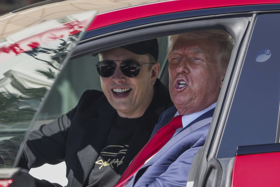 US-Präsident Donald Trump (78, r.) sitzt mit Elon Musk (53, l.) in seinem nigelnagelneuen Tesla.