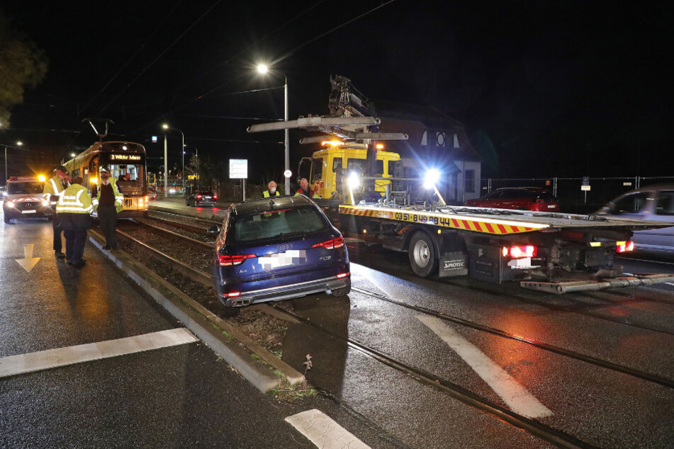 In der Neustadt fuhr ein Audi A4 ins Gleisbett der Straßenbahn.