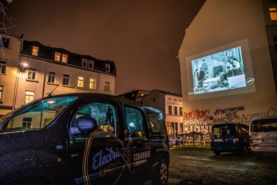 Leipziger können die Filmvorführungen aus ihrem Fenster mitverfolgen.
