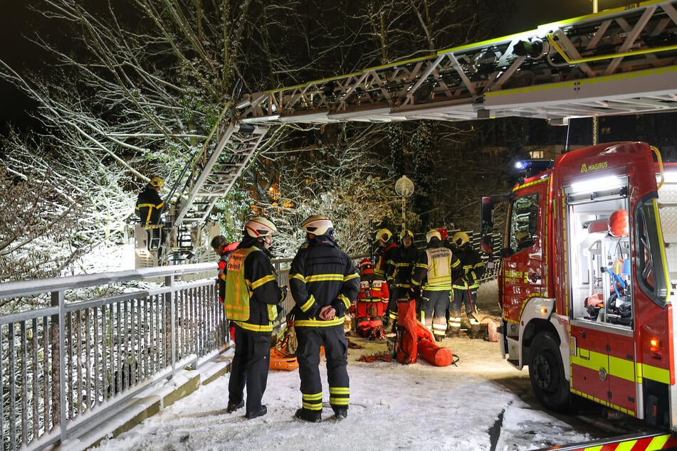 Hinter die Brüstung des Gehwegs rutsche die Frau fast acht Meter in die Tiefe.