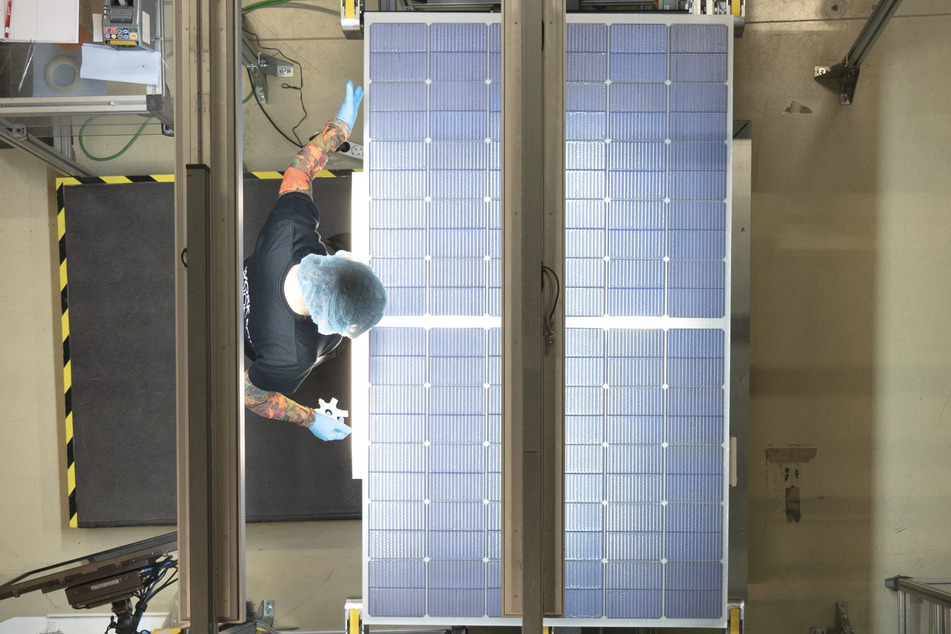 Das war einmal: Eine Mitarbeiterin führt an einer Produktionslinie für Solarmodule im Werk der Meyer Burger Technology AG eine Qualitätskontrolle durch. Jetzt ruht die Produktion, 400 Mitarbeiter erhielten die Entlassung.