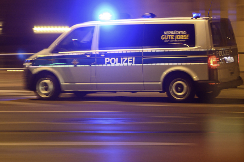 Die Polizei stoppte Mittwochnacht einen alkoholisierten Radfahrer, der ein Verkehrsschild und Wahlplakate gestohlen hatte. (Symbolbild)