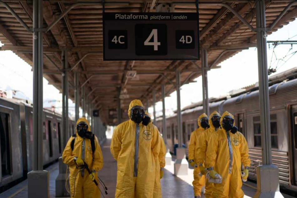 Brasilien, Rio De Janeiro (26. März): Soldaten stehen in Formation vor einem Desinfektionseinsatz am Hauptbahnhof als Maßnahme zur Bekämpfung der Ausbreitung des Coronavirus. 
