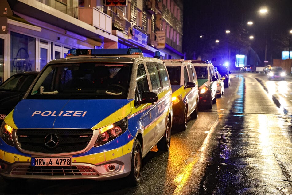 Mehr als 100 Einsatzkräfte durchsuchten rund 50 Gebäude in Nordrhein-Westfalen.