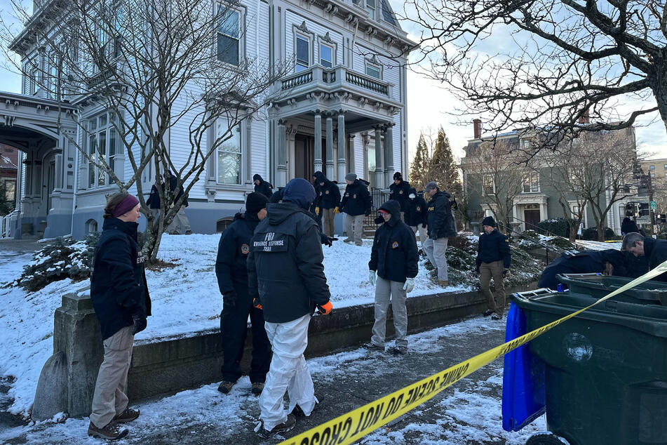 FBI-Beamte durchsuchen ein Gebiet an der Brown University im Bundesstaat Rhode Island, nachdem zwei Studenten getötet wurden.