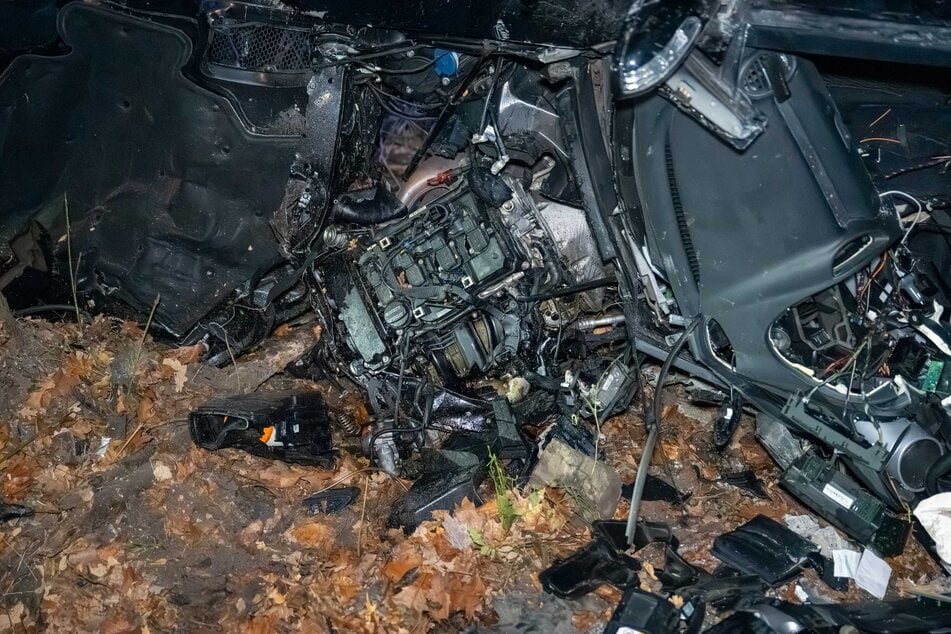 Der Zusammenstoß war so heftig, dass der Motorblock aus dem Mercedes gerissen wurde.
