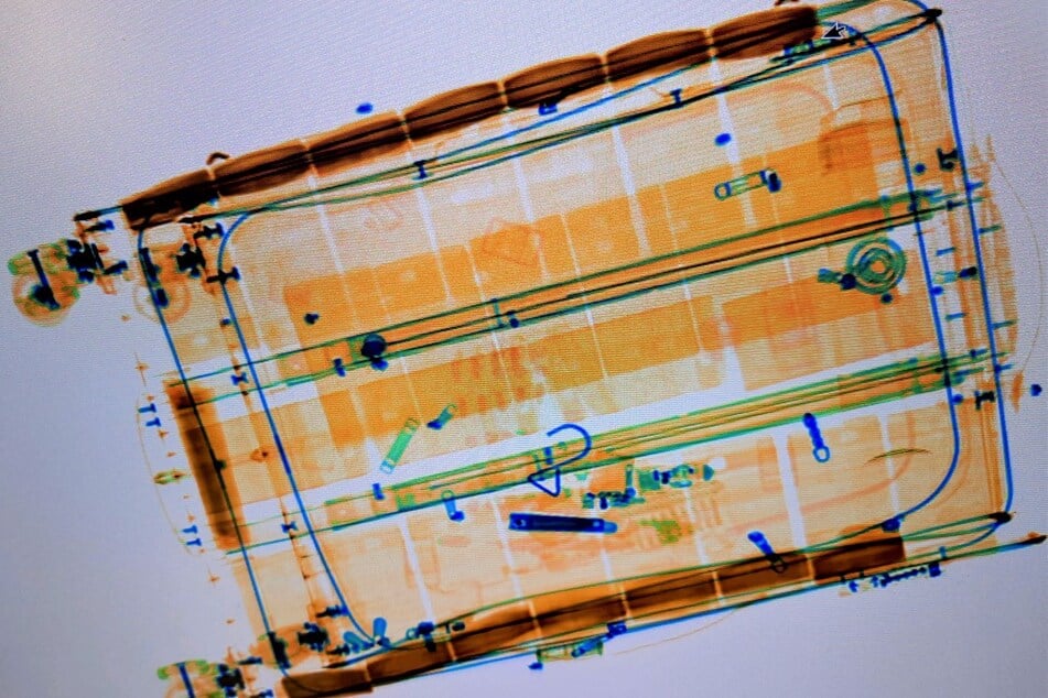 Auf dem Röntgenbild des Koffers sind mehrere Bündel Bargeld zu erkennen.