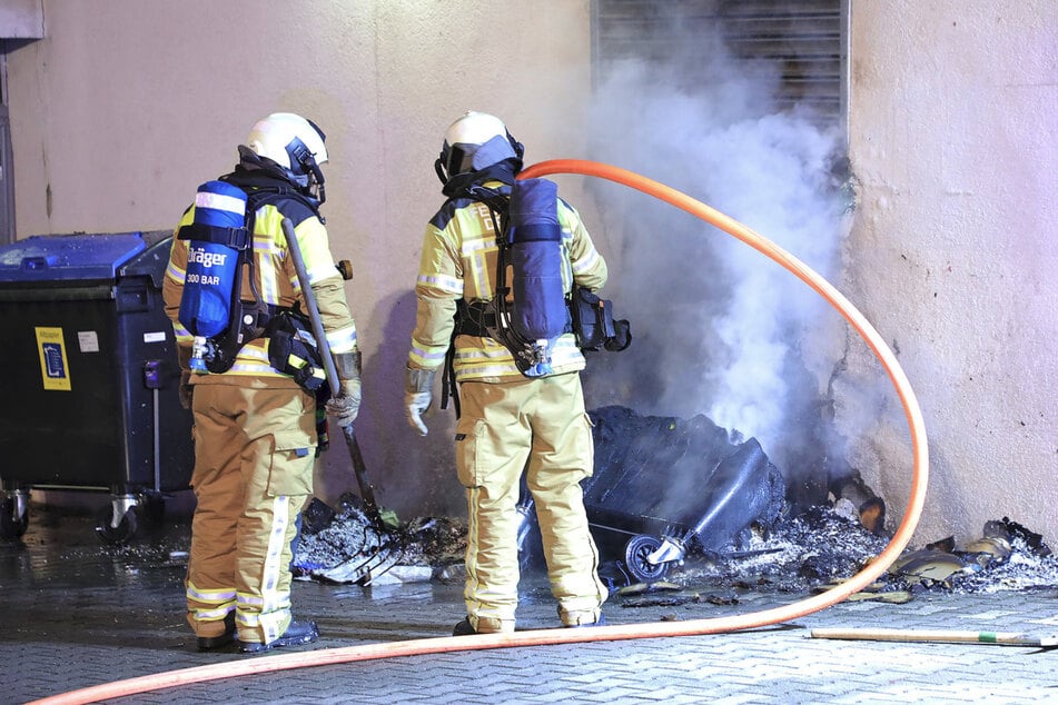 Die Einsatzkräfte konnten den Brand schnell löschen, aber nicht verhindern, dass das Gebäude unbeschädigt bleibt.