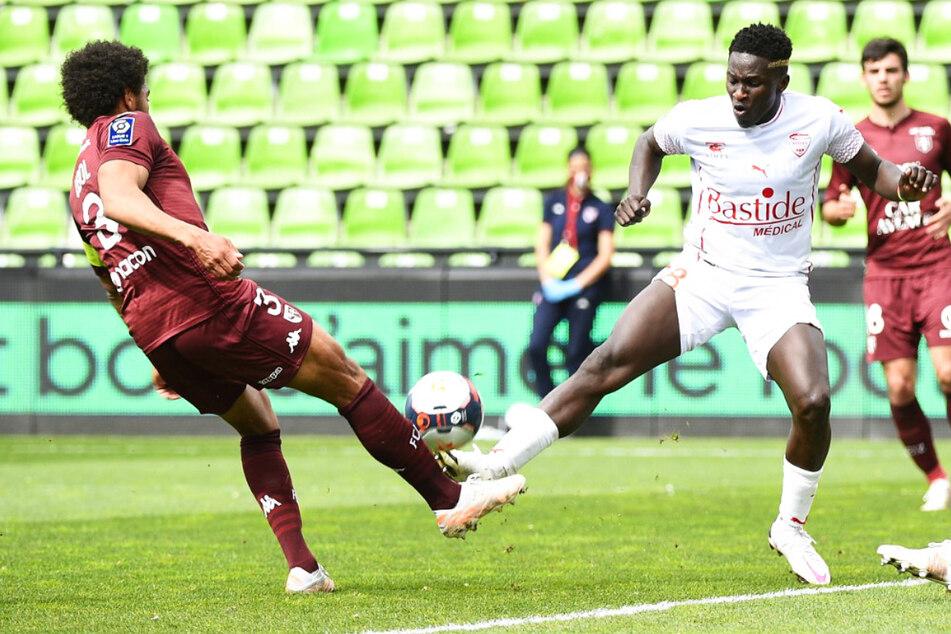 Moussa Kone (25, 2.v.r.) spielt seit mittlerweile mehr als zwei Jahren für Olympique Nimes. (Archivfoto)