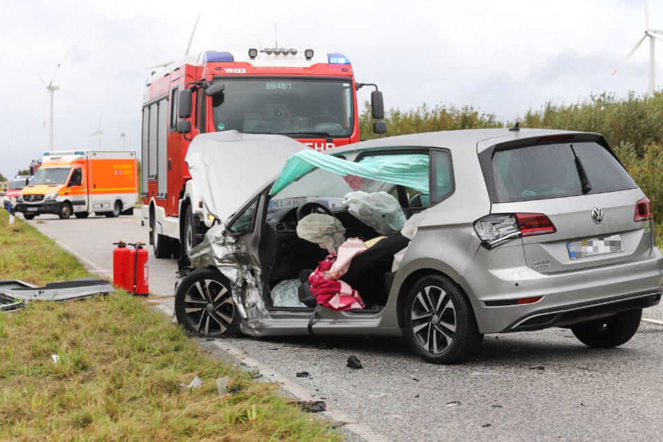 Der VW wurde bei dem Unfall auf der B5 stark beschädigt, die beiden Insassen erlitten mindestens schwere Verletzungen.