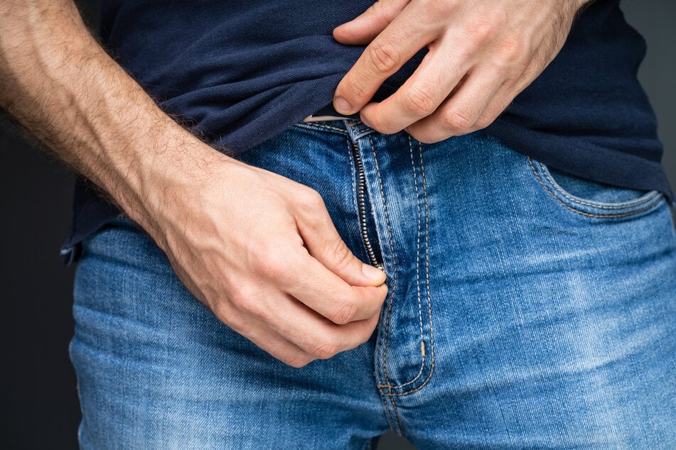 In Flöha hat ein 40 Jahre alter Mann in der Öffentlichkeit die Hosen heruntergelassen. (Symbolbild)
